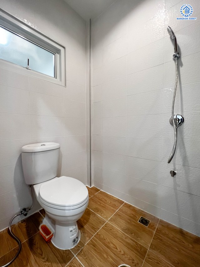 บ้านมือสองตกแต่งใหม่ ดีไซน์สวย โครงการ 101การ์เด้นวิลล์ ลาดพร้าว เนื้อที่ 18 ตร.ว. ฟังก์ชัน 3 ห้องนอน 2 ห้องน้ำ จอดรถได้ 1 คัน รองรับทุกกิจกรรม บนทำเลเชื่อมต่อหลายเส้นทาง อาทิ ถนนประเสริฐมนูกิจ, ถนนนวมินทร์ และถนนลาดพร้าว ใกล้จุดขึ้นทางด่วน "รามอินทรา"